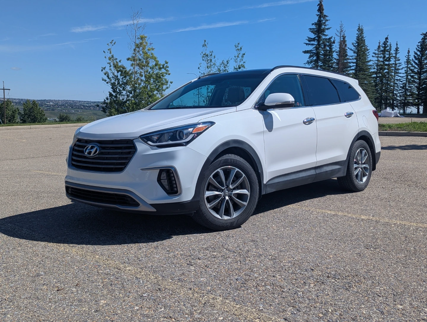 2017 Hyundai Santa Fe XL SUV. White