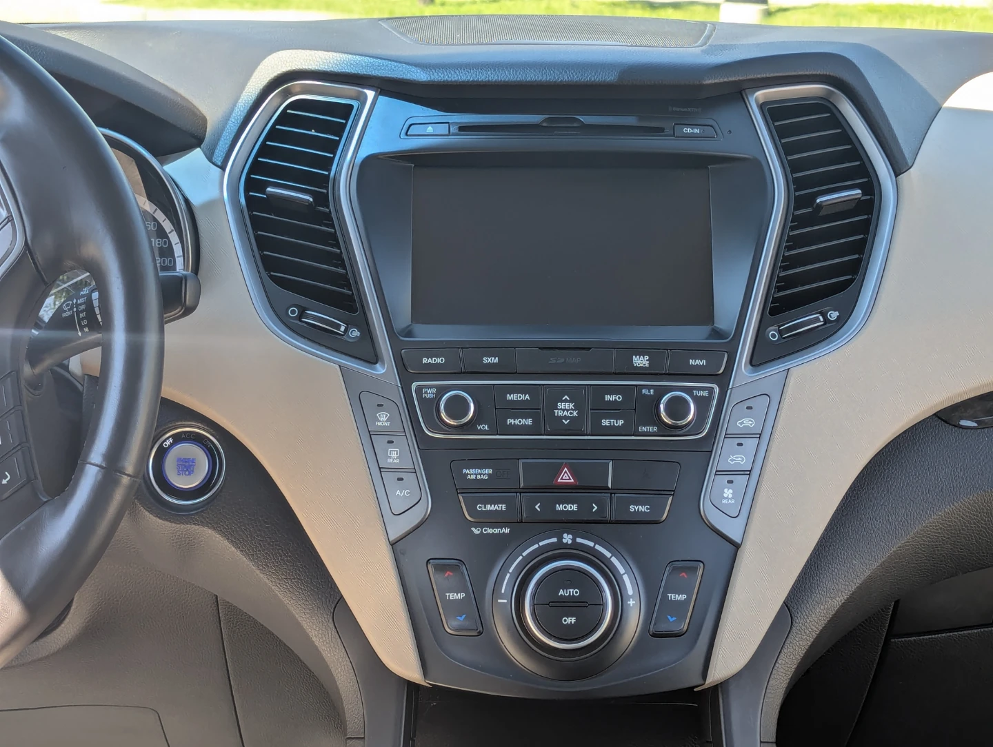 2017 Hyundai Santa Fe XL SUV. White - photo 5