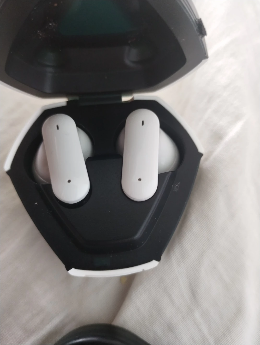 White Wireless Earbud - photo 3