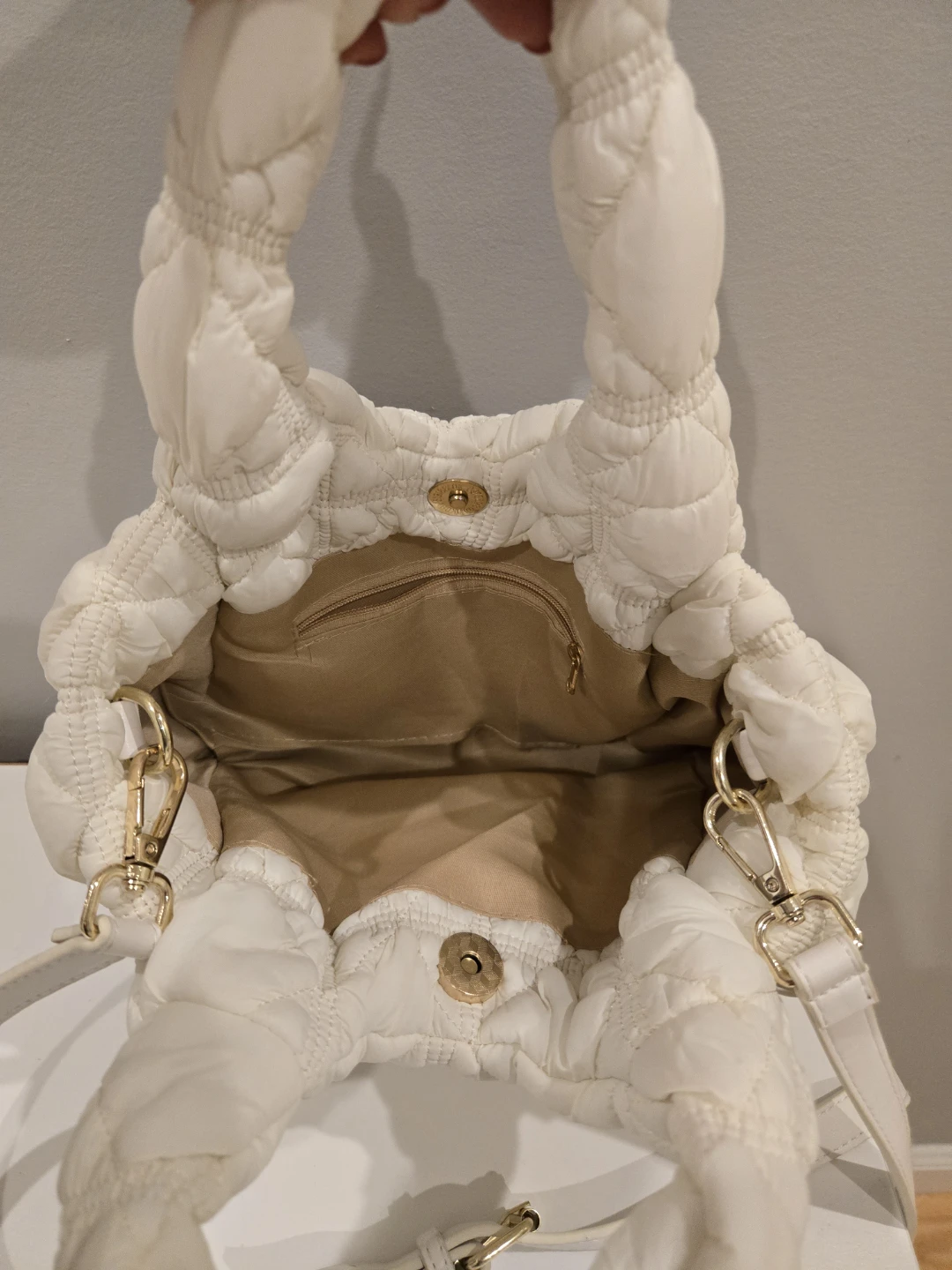 White Puffer Quilted Tote Crossbody Handbag with Gold Bow Detail - photo 2