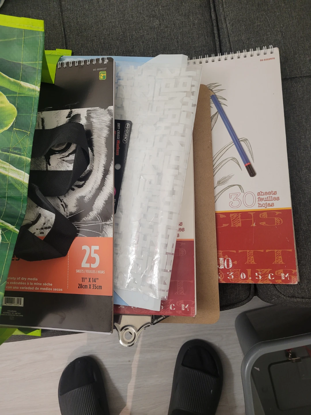 FREE Notebooks, pens, headphones - office supplies - photo 2