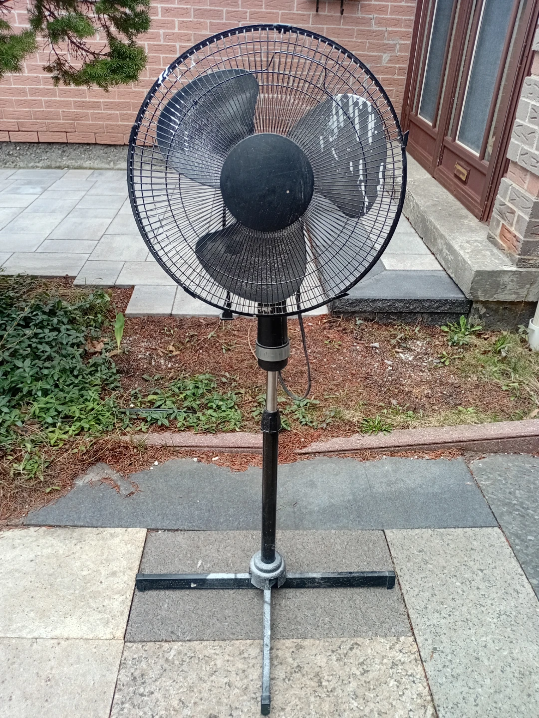 Black oscillating stand fan - photo 3