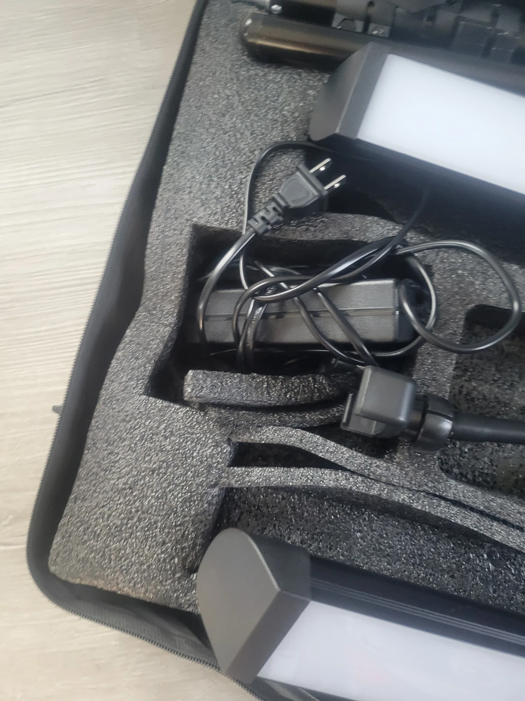 LED Light Kit with Tripod and Carrying Case - photo 2