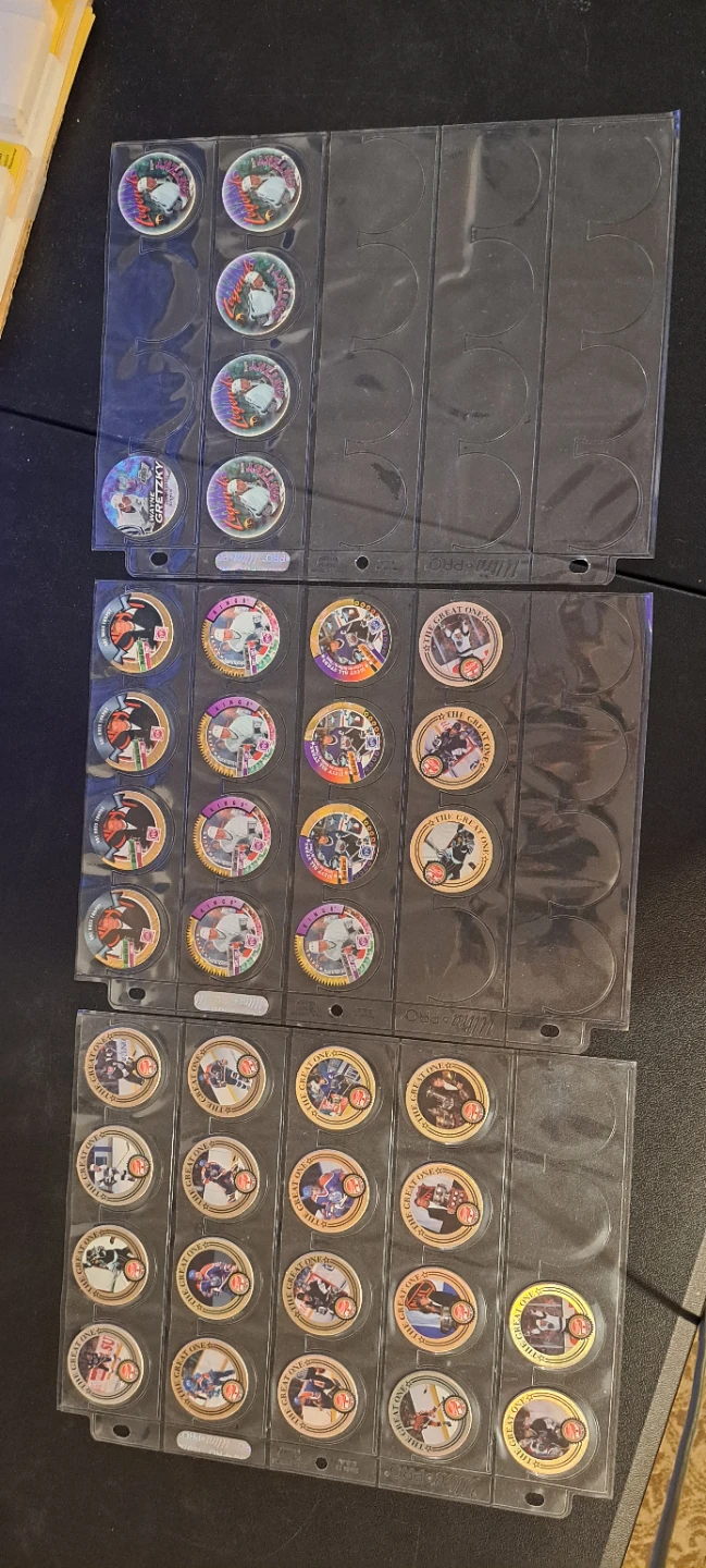 Collection of 32 Hockey Trading Discs - Wayne Gretzky & More