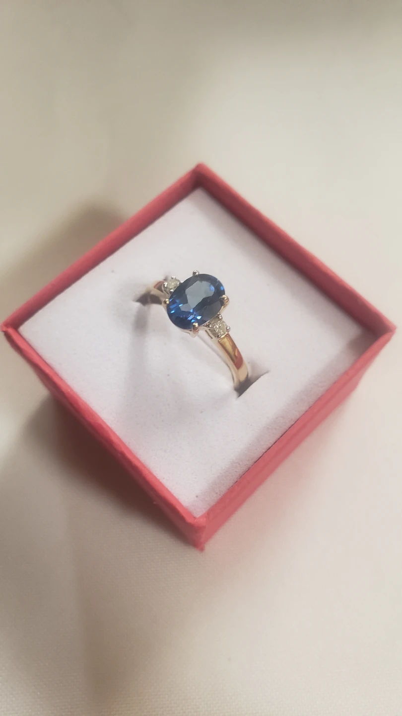 Like new Beautiful Women's Ring With Blue Sapphire