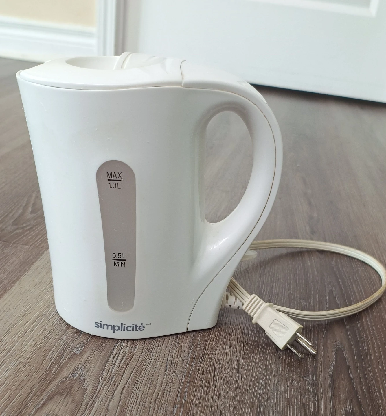 Simplicité White Electric Kettle