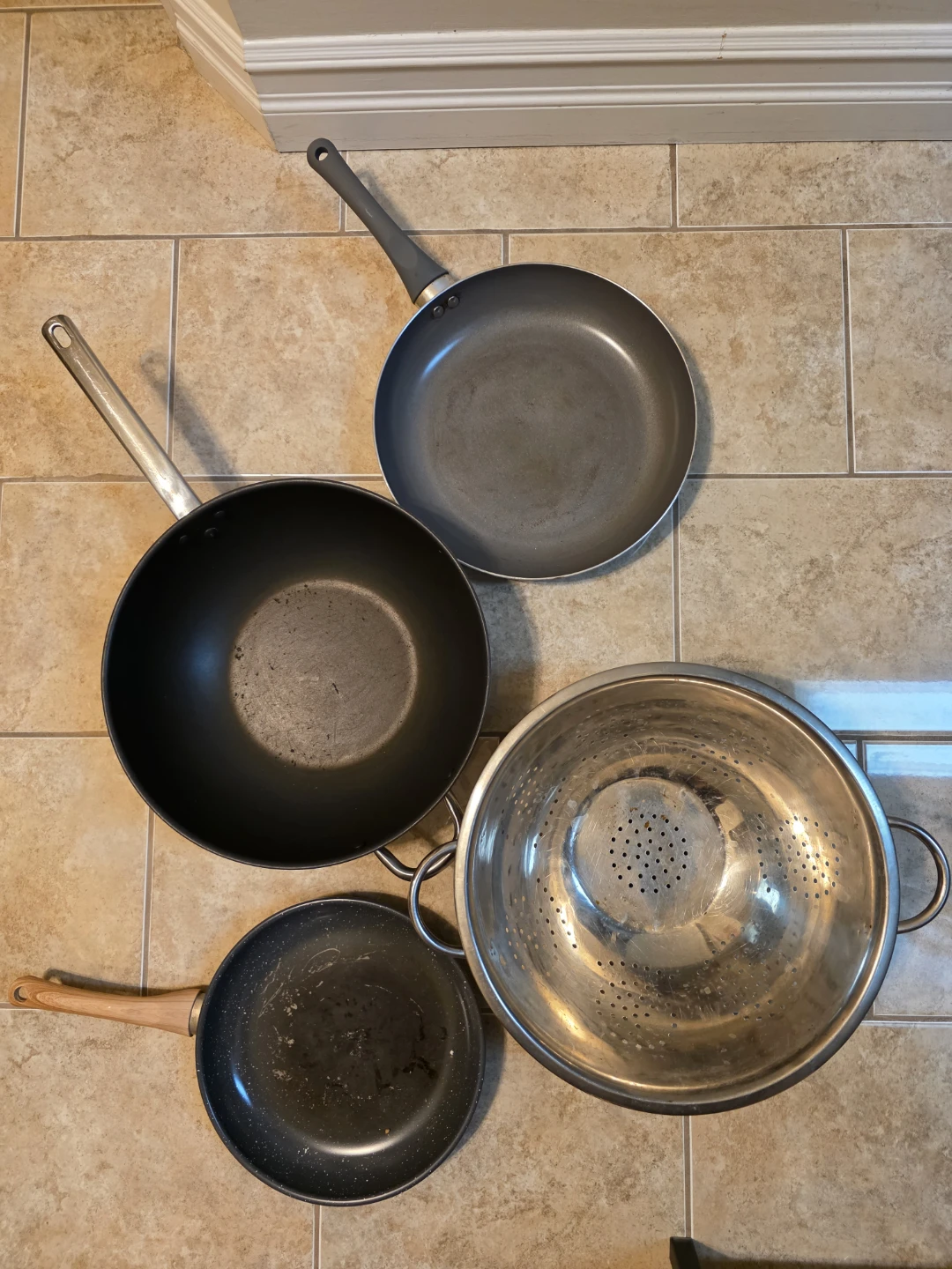 Assorted Cookware Set: 3 Pans and Colander