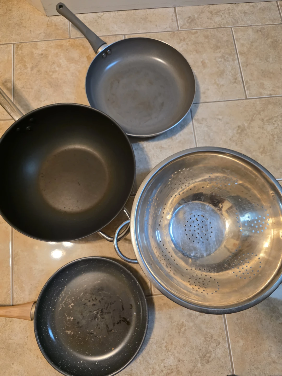 Assorted Cookware Set: 3 Pans and Colander - photo 2
