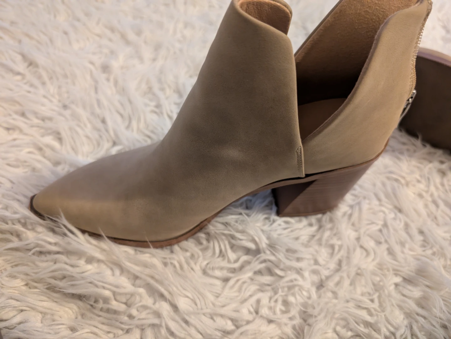 NEW Women's Beige Suede V-Cut Ankle Boots - photo 4