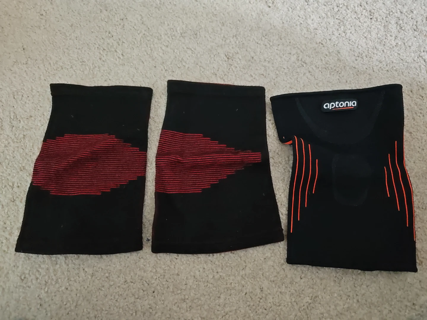 Knees Aptonia Black & Red Compression Sleeves