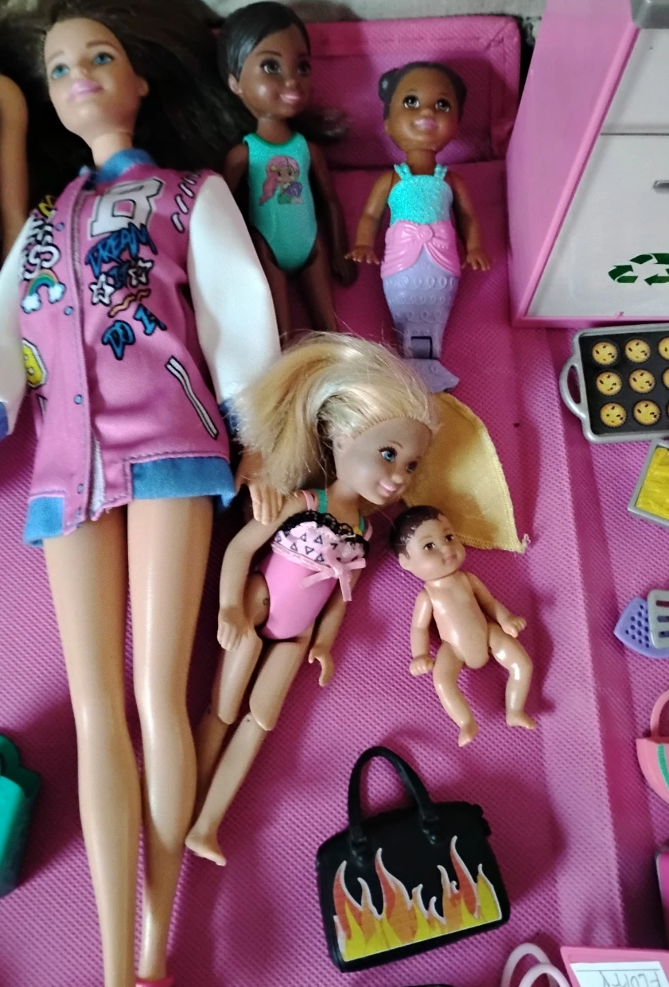 🌱Assorted Barbie Dolls and Accessories Lot - photo 5