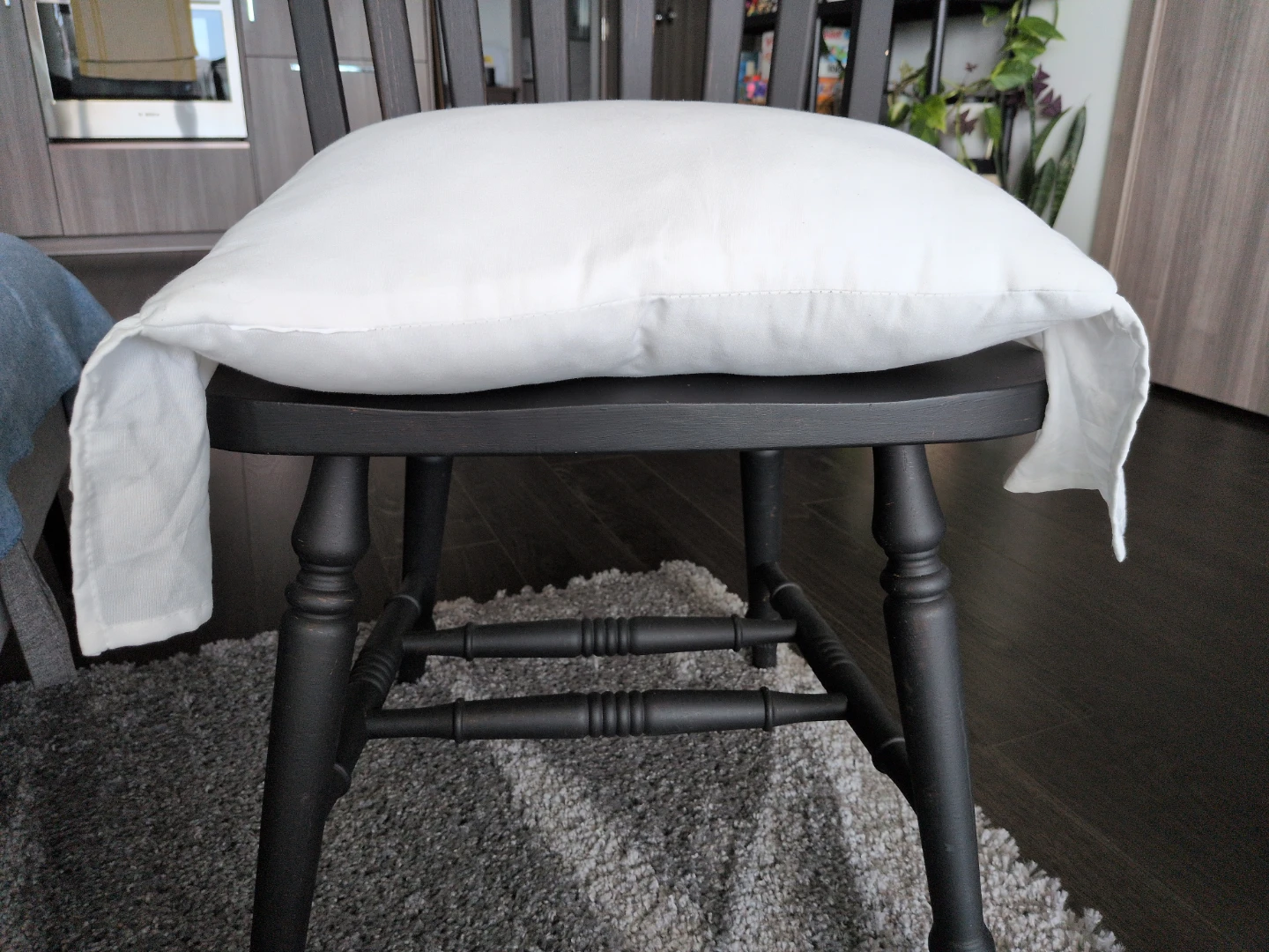 White decorative throw pillow with ruffles - photo 3