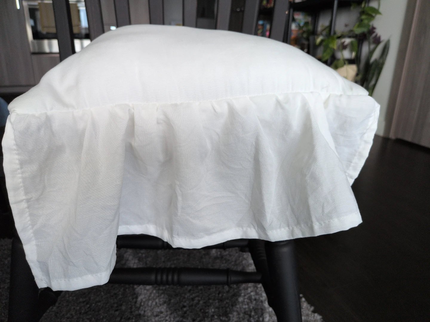White decorative throw pillow with ruffles - photo 5