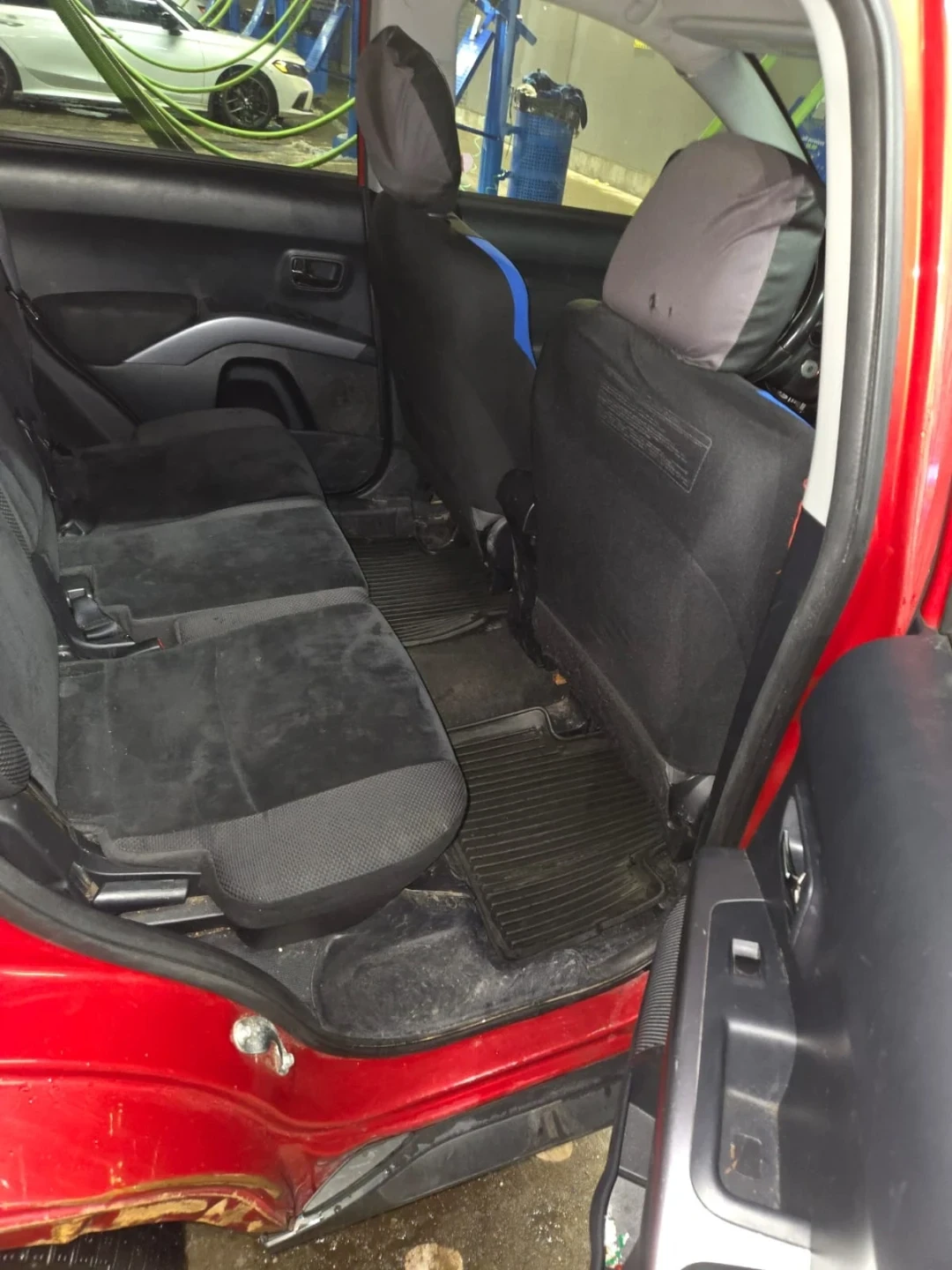 Red Mitsubishi Outlander - photo 2