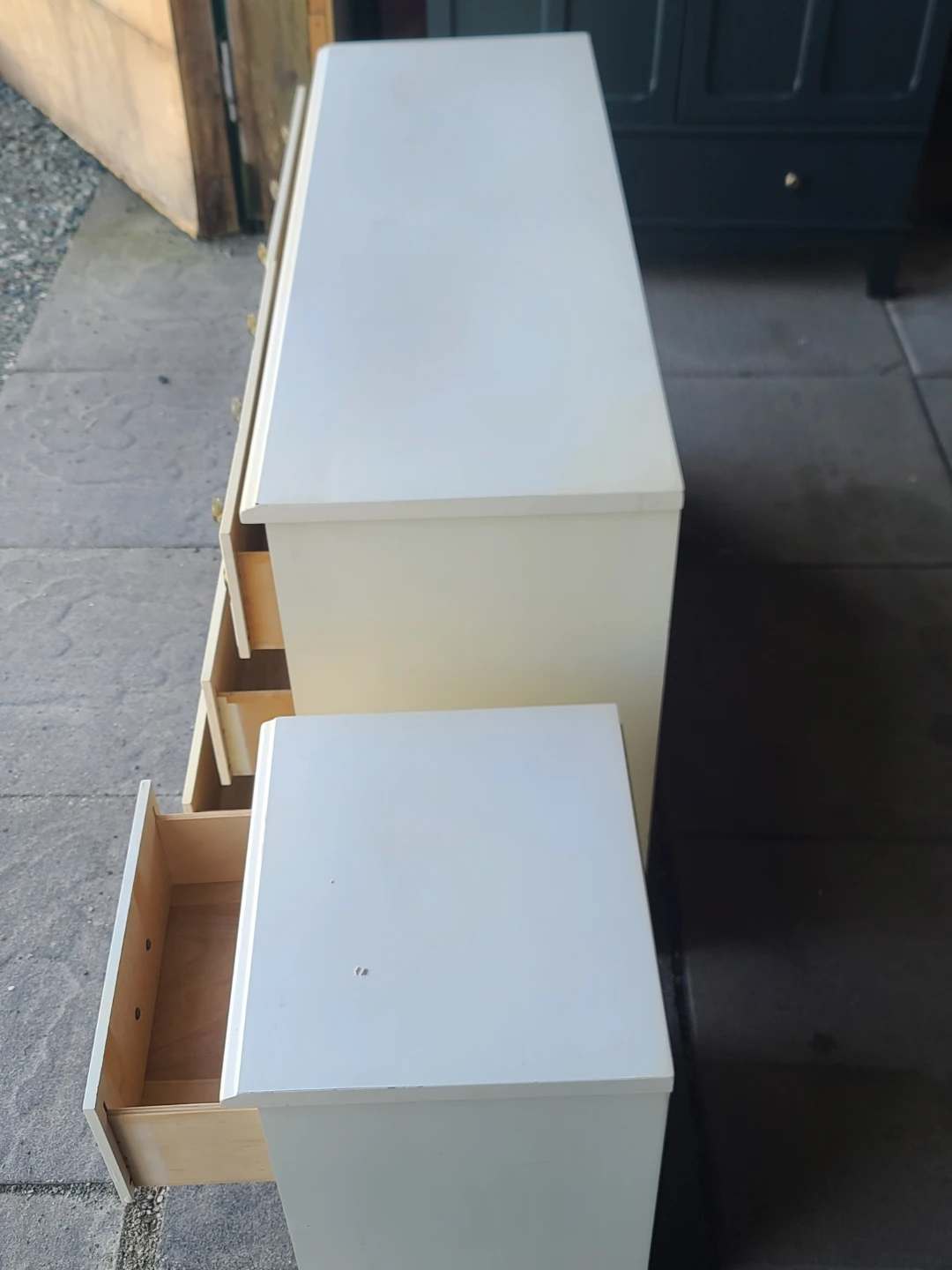 Cream coloured dresser and nightstand set - photo 3