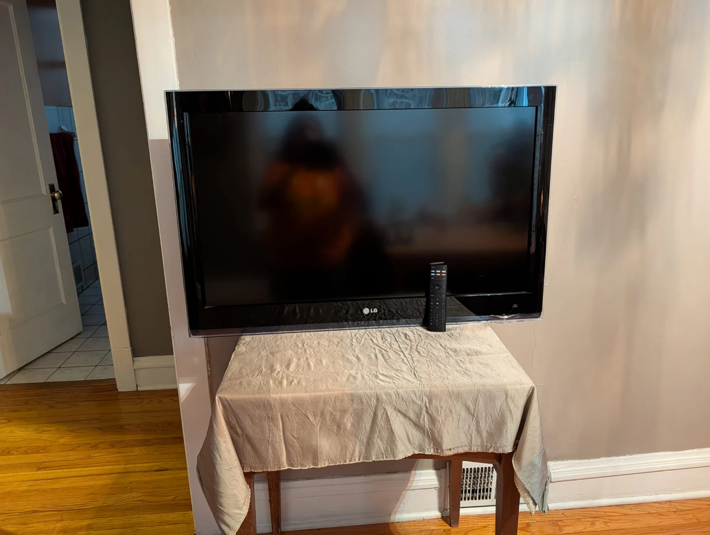 LG Flat Screen TV with Remote - photo 2