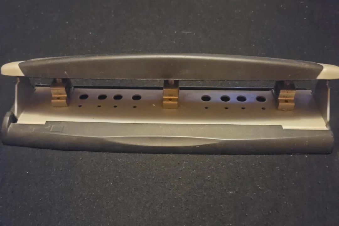 Black & Silver Swingline 3 Hole Puncher - photo 2