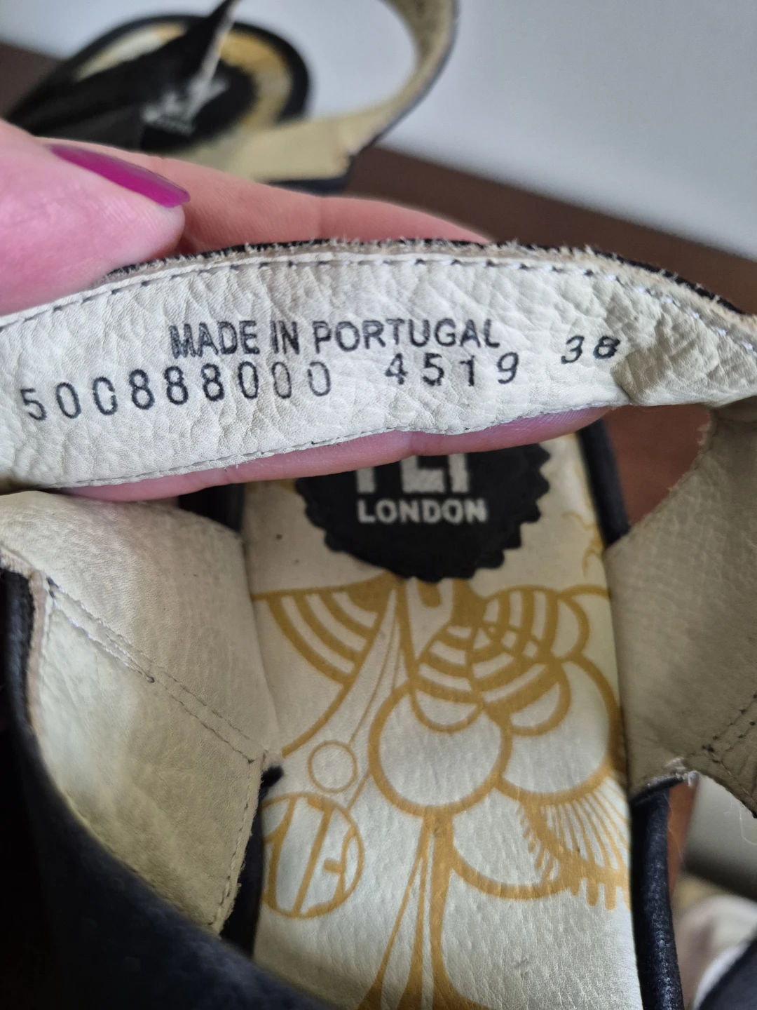 FLY LONDON Black Wedge Sandals Size 38 - photo 5