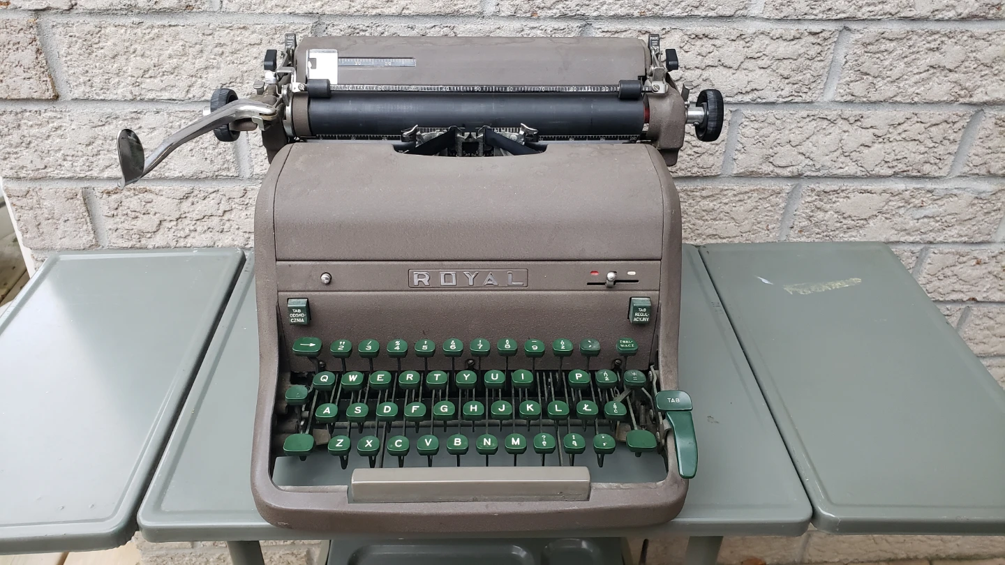 1953 Royal HHS Typewriter (Polish)