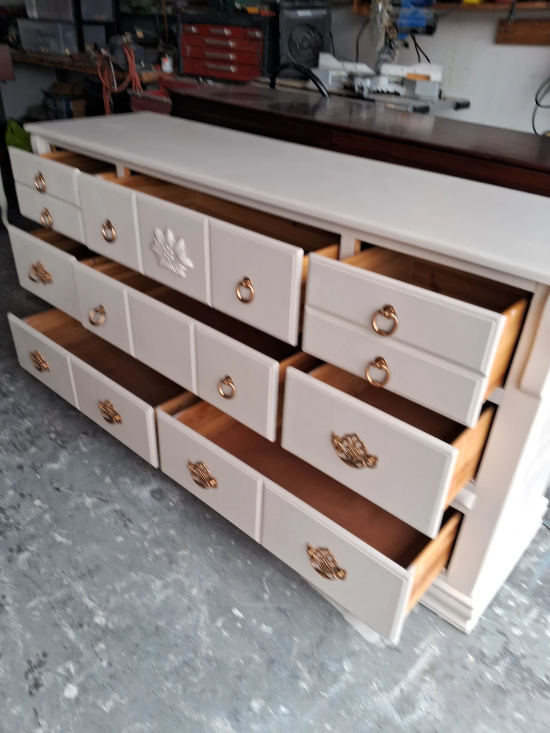Off-white Dresser with 8.drawers. - photo 2