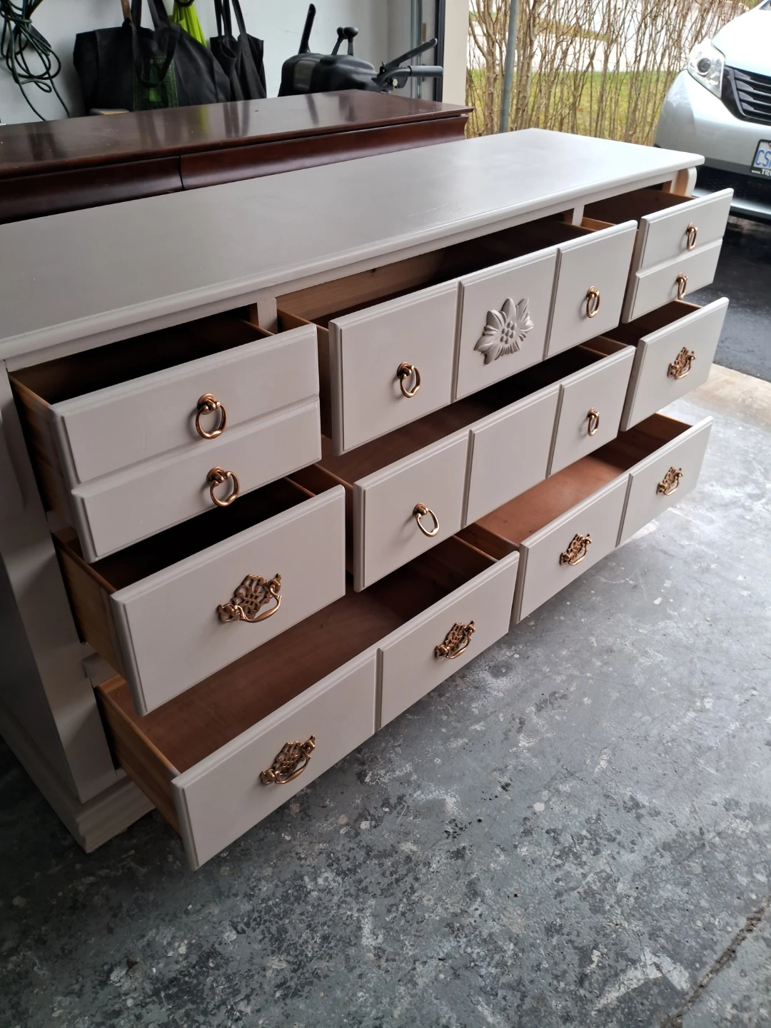 Off-white Dresser with 8.drawers. - photo 3