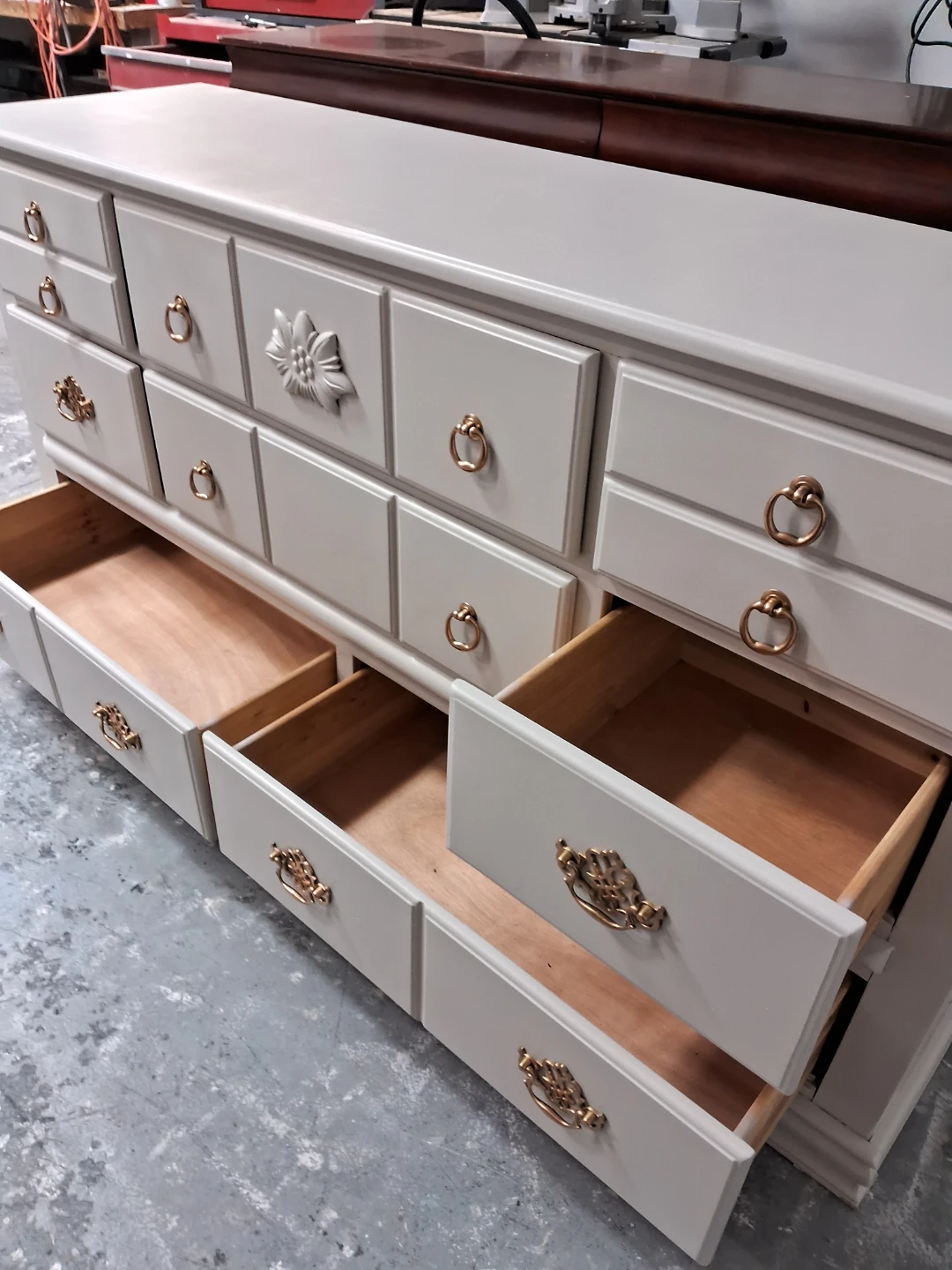 Off-white Dresser with 8.drawers. - photo 5