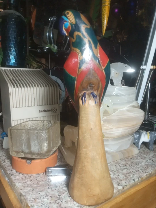 Hand-carved wooden parrot statue - photo 2