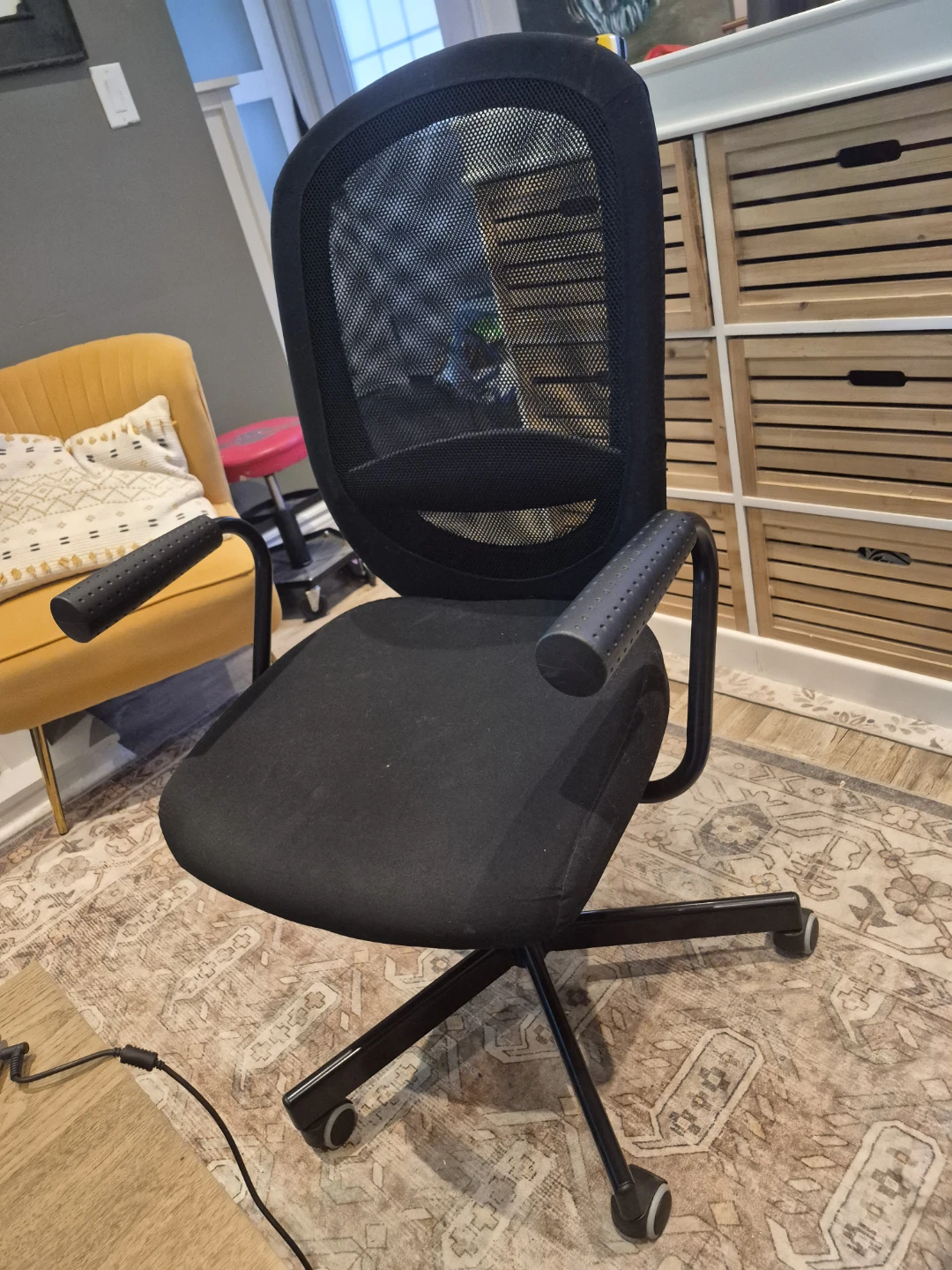 Black Mesh Office Chair - photo 2