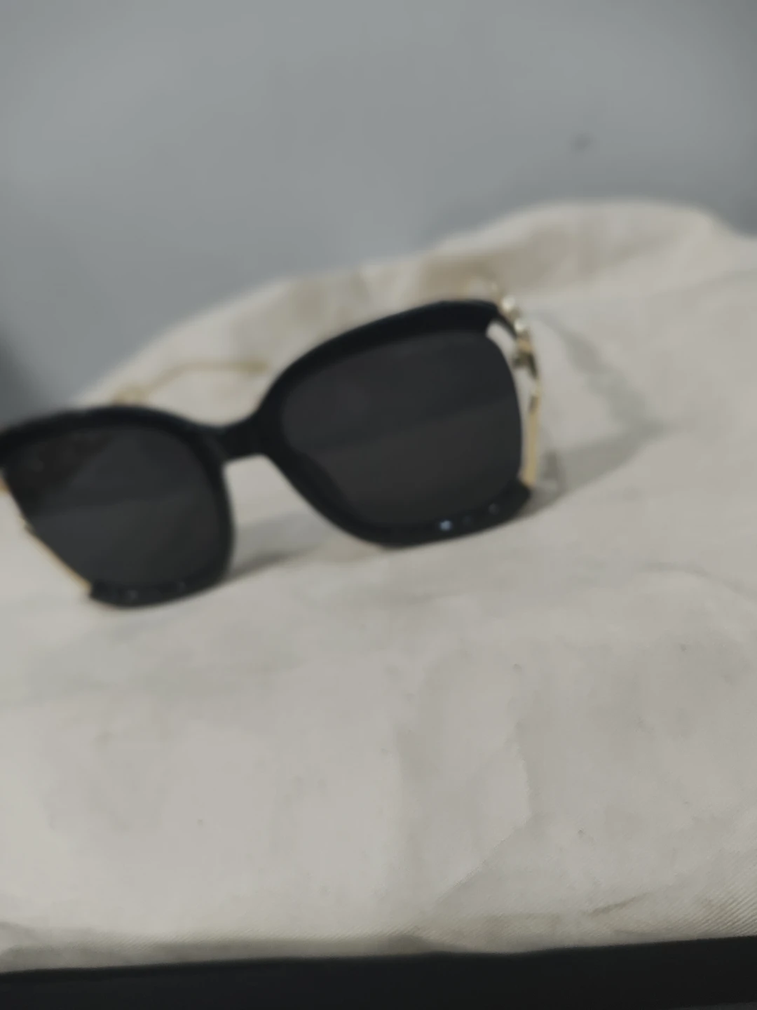 Black Oversized Sunglasses with Gold Chain Detail - photo 4