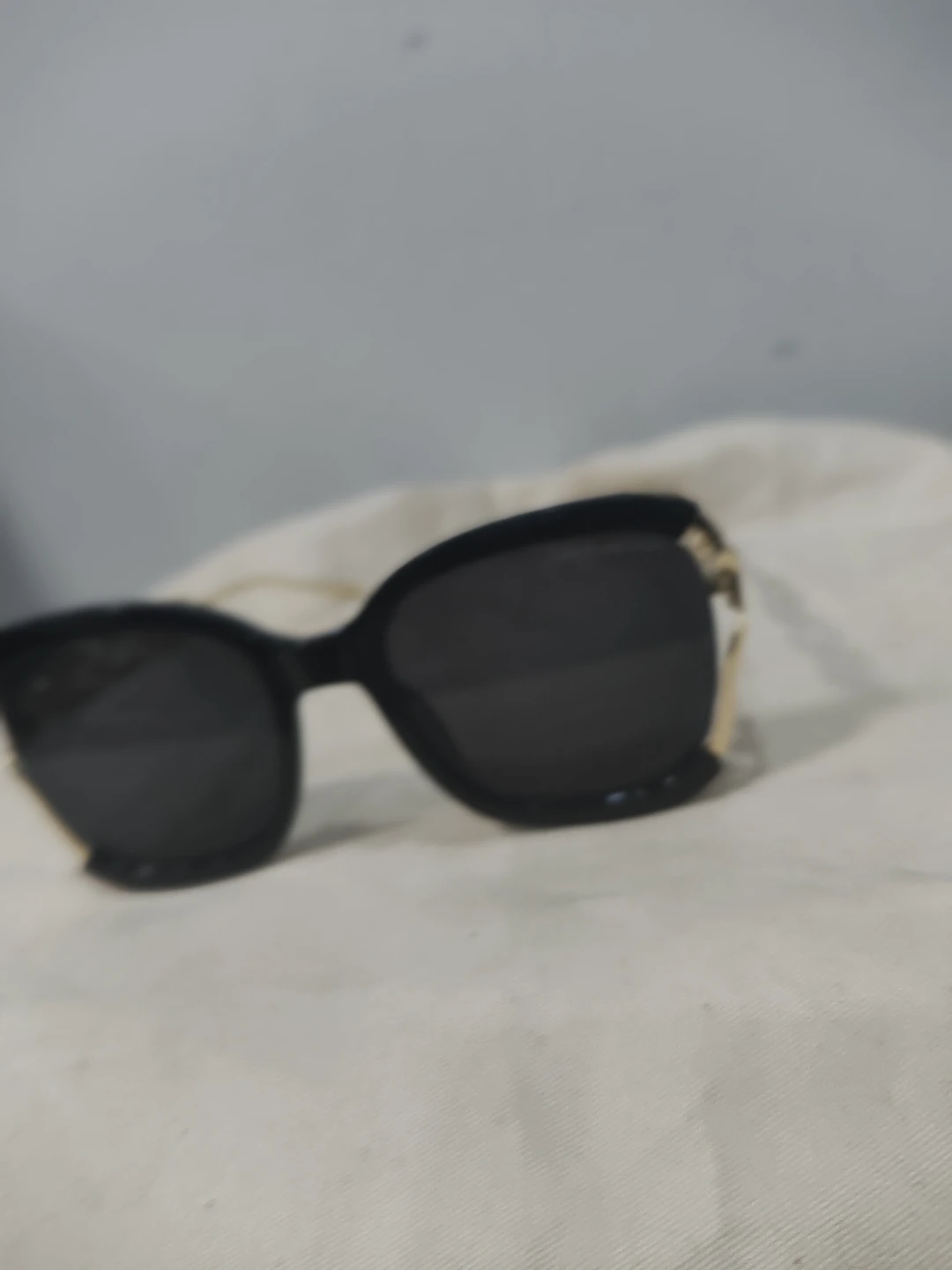 Black Oversized Sunglasses with Gold Chain Detail - photo 5