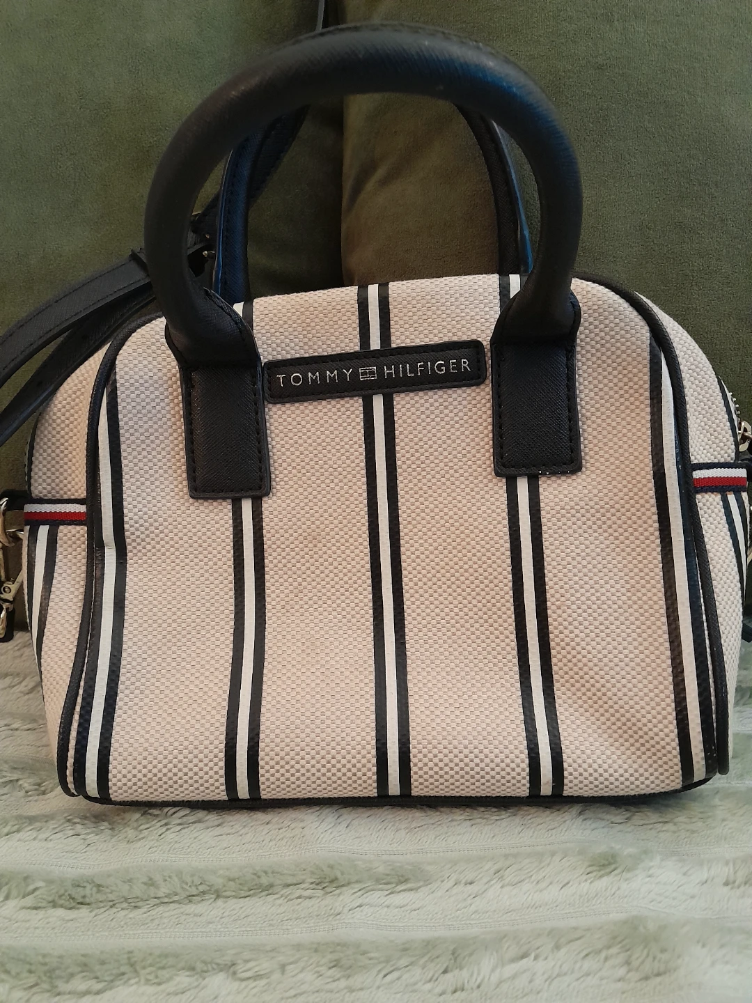 Cute Tommy Hilfiger Sling bag - photo 2
