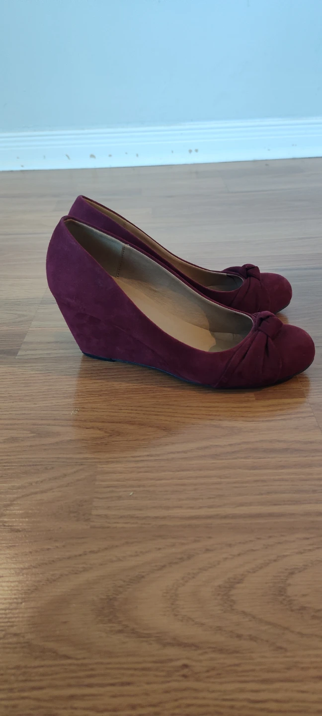 CL by Laundry Wedge Pumps Size 6.5M Burgundy - photo 2
