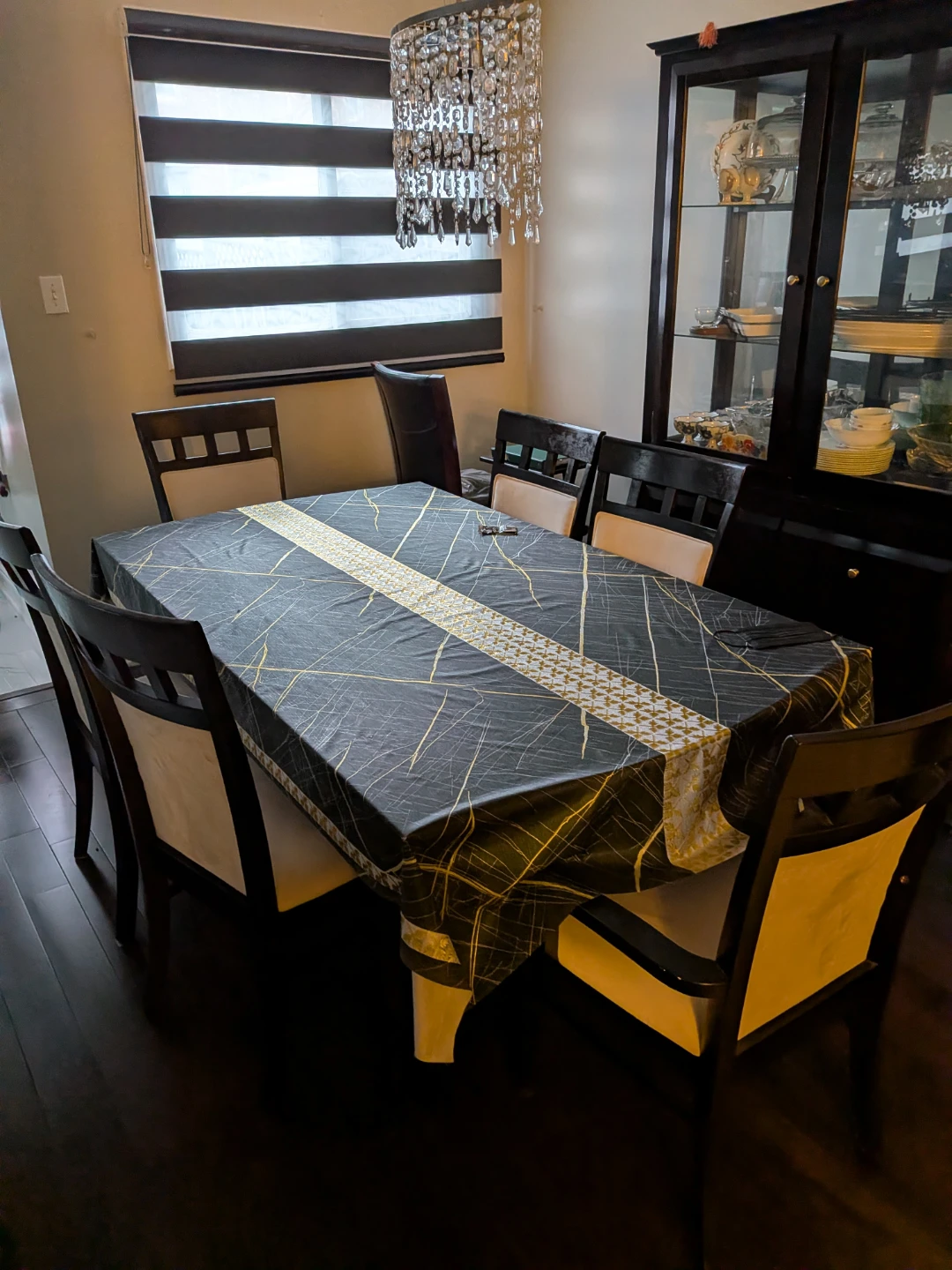Dining room table and 6 chairs for sale - photo 4