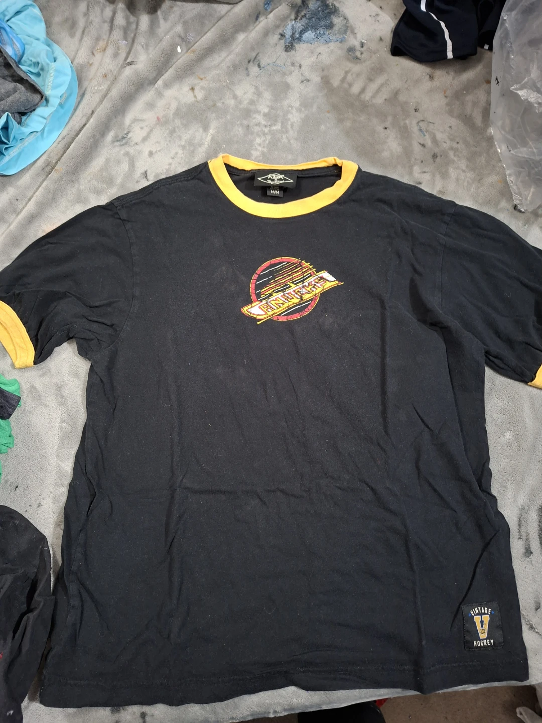 Vancouver Canucks RBK by Roger Edwards T-Shirt - M