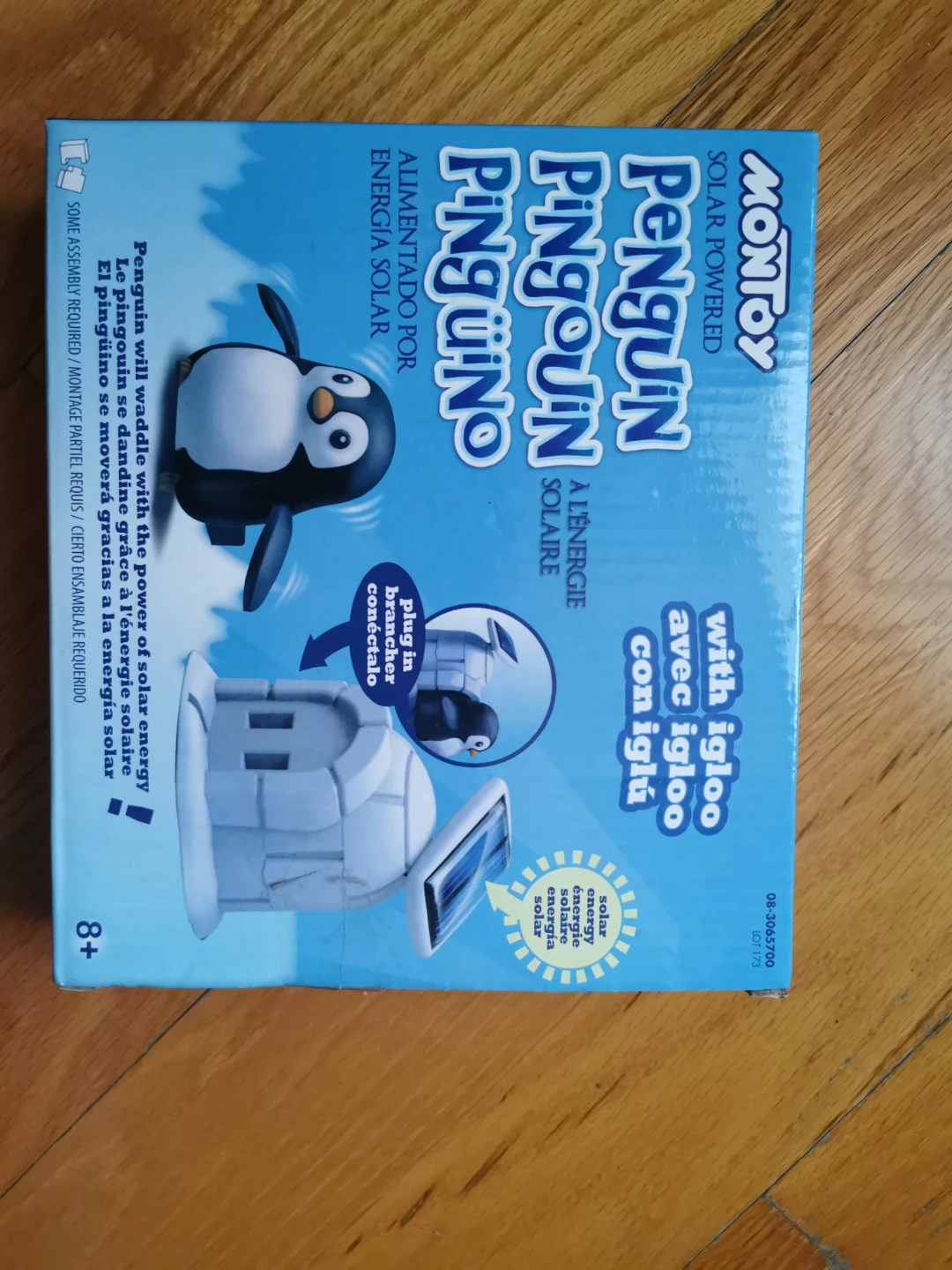 MOMTOY Solar Powered Penguin Waddle with Igloo Kit