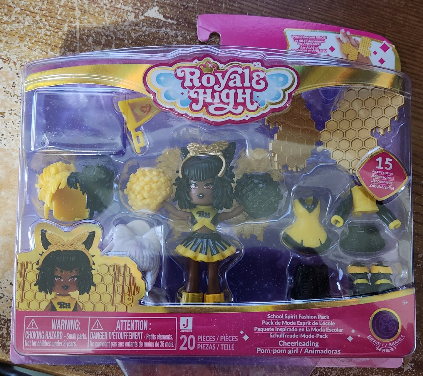 Royale High Cheerleader School Spirit Fashion Pack - photo 2