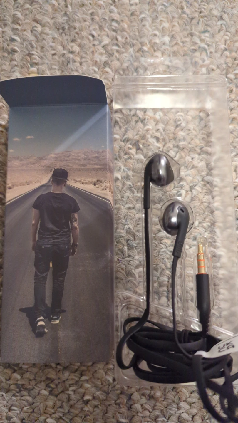 JBL Wired Earbuds - photo 2