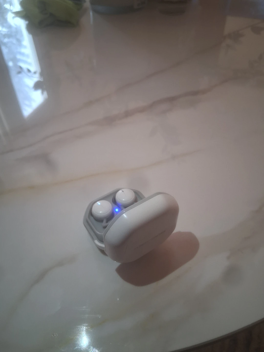White Wireless Earbuds with Charging Case - photo 3