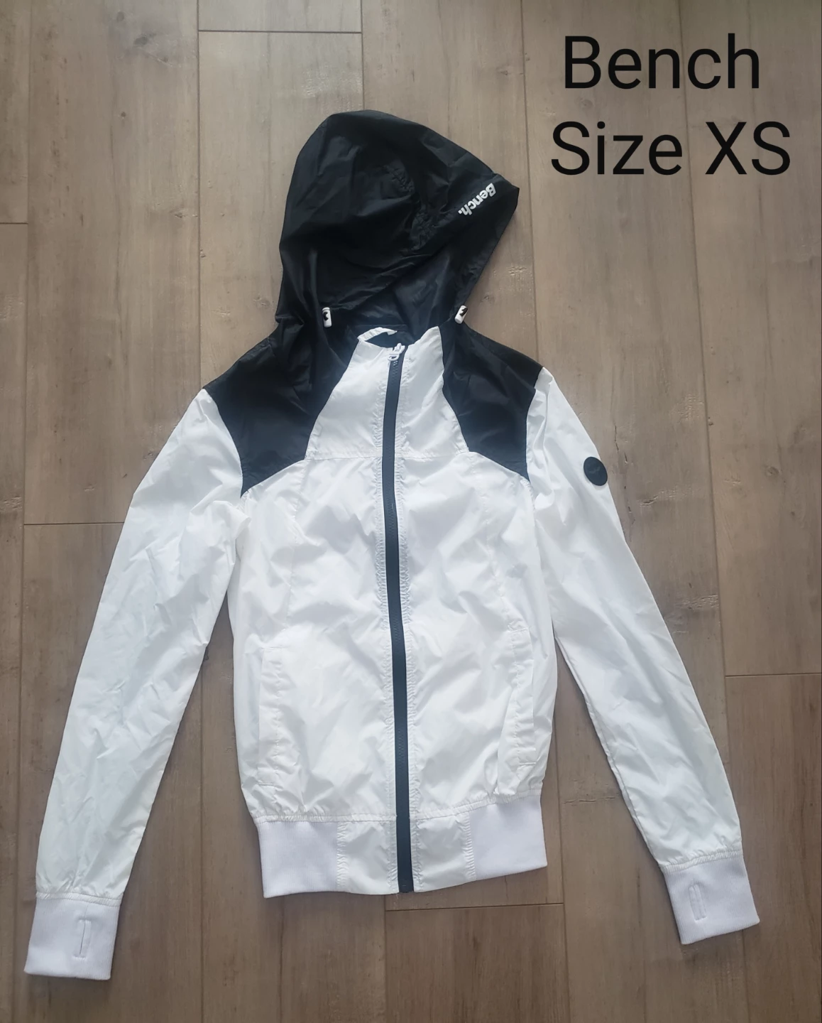 Bench windbreaker