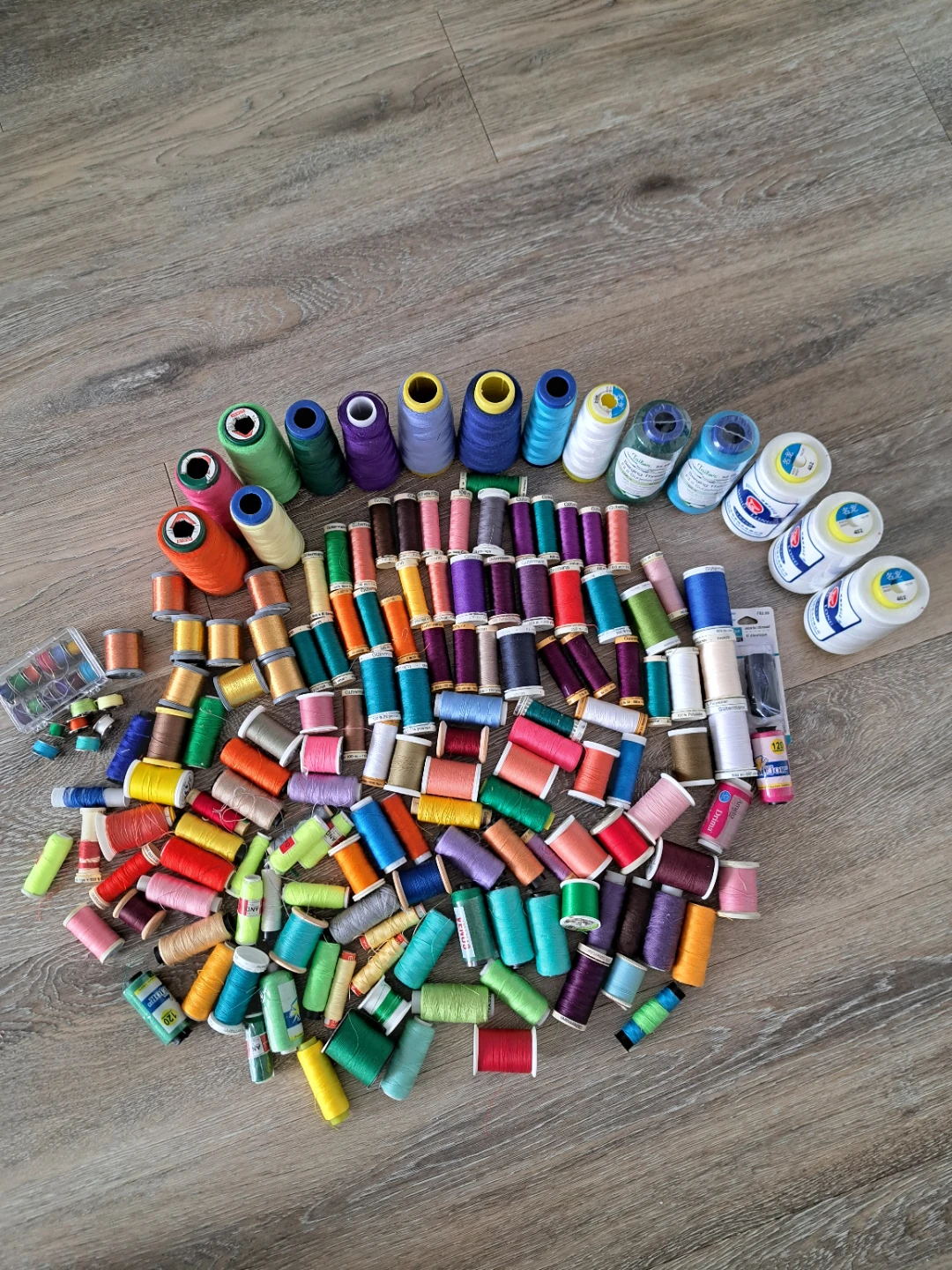 Set de hilos valorado en mas de 180$ Gutermann