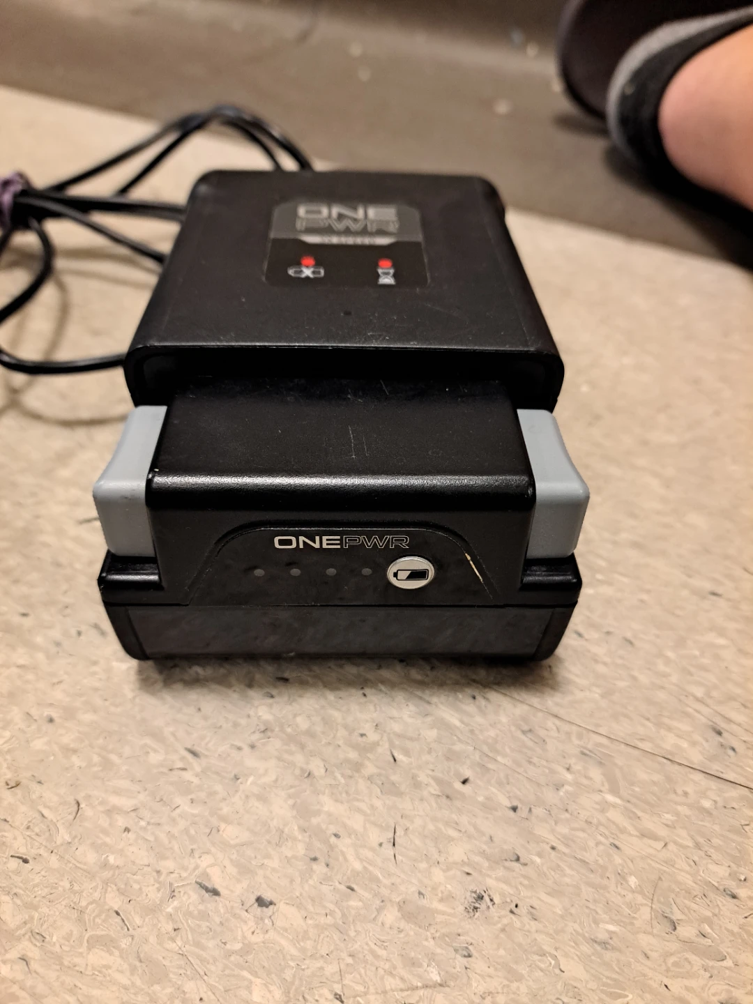 HOOVER ONE+PWR 18V 4.0 Ah Battery, Charger & Adapter - photo 3