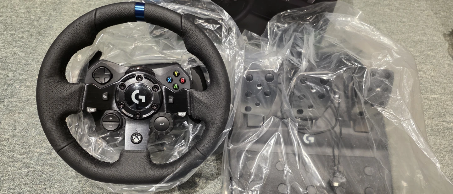 Logitech G923 TRUEFORCE Racing Wheel and Pedals (Xbox) - photo 2