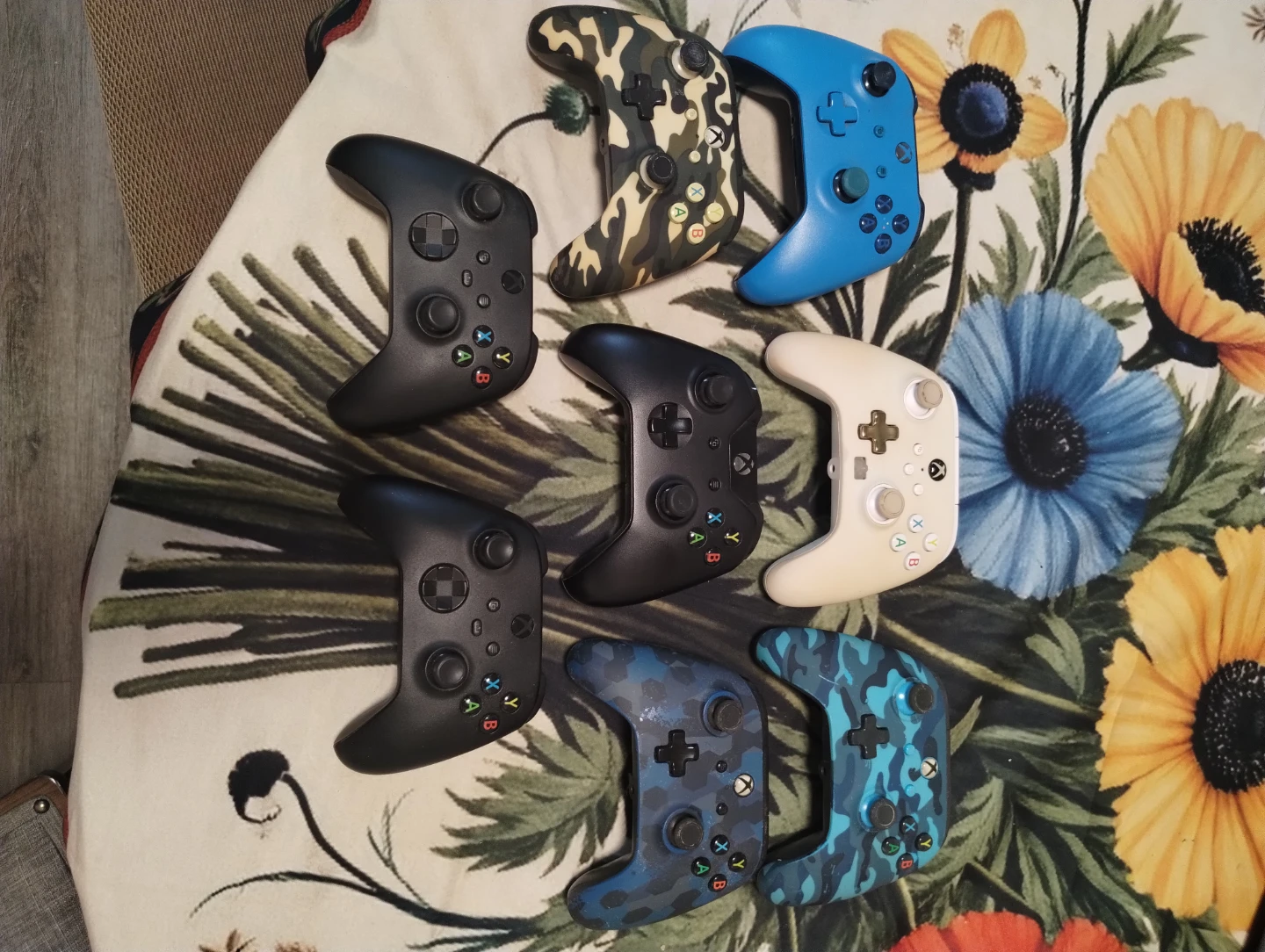 Lot of 8 Used Xbox controllers