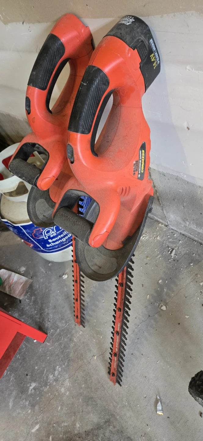 Black+Decker 14.4V Cordless Hedge Trimmer - photo 2