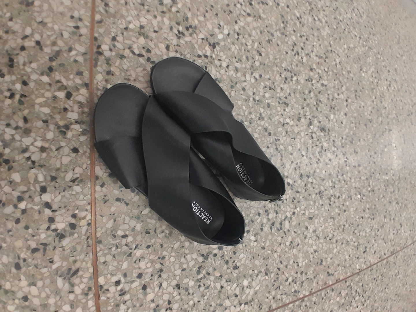 Reaction Kenneth Cole Black Slide Sandals Women's Size 8 - photo 2