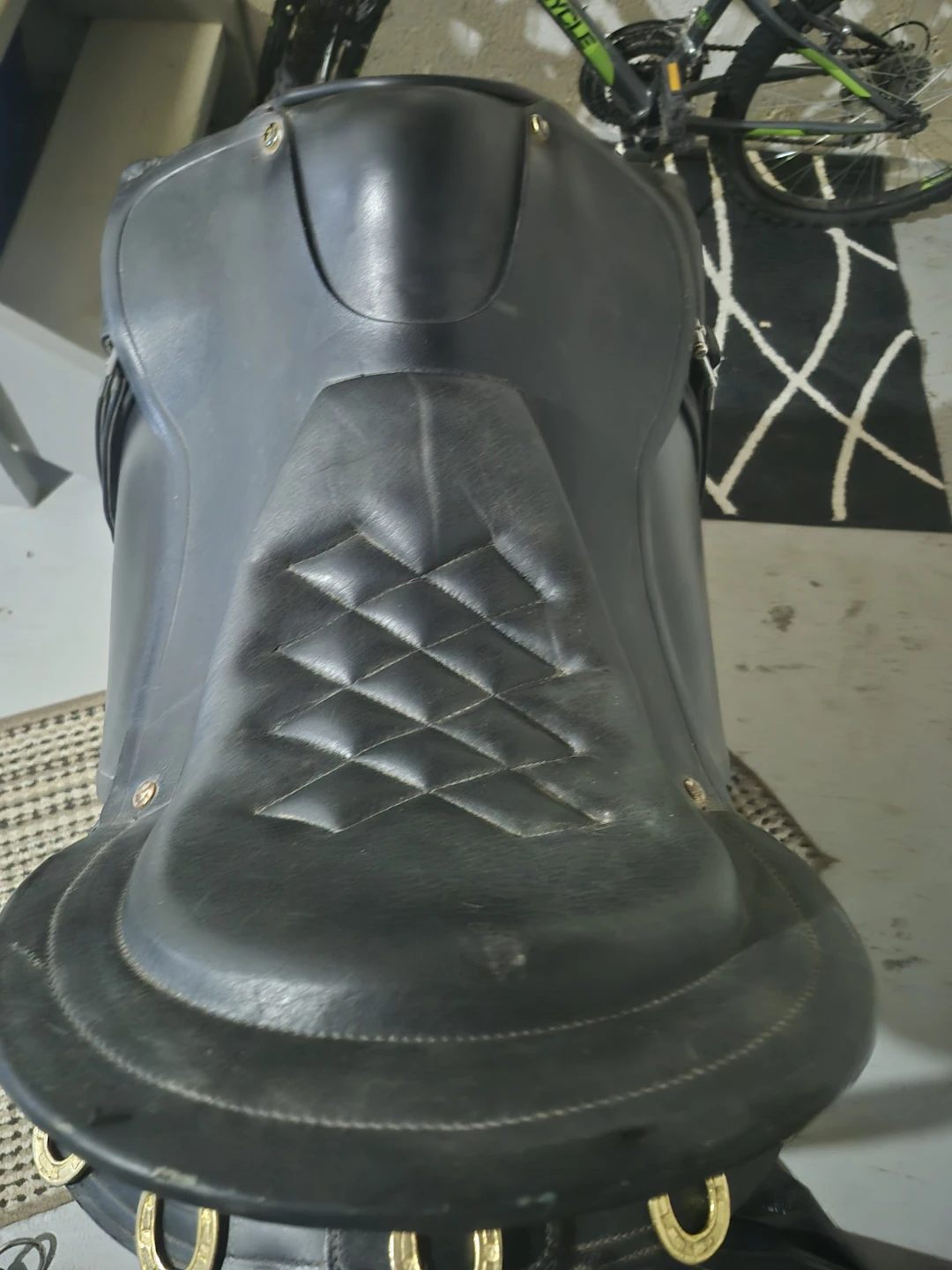 Black Leather English Riding Saddle 21 inch seat. - photo 3