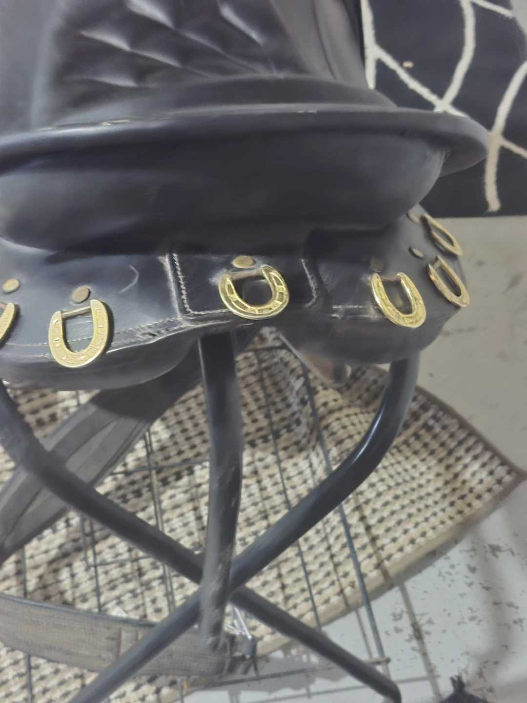 Black Leather English Riding Saddle 21 inch seat. - photo 4