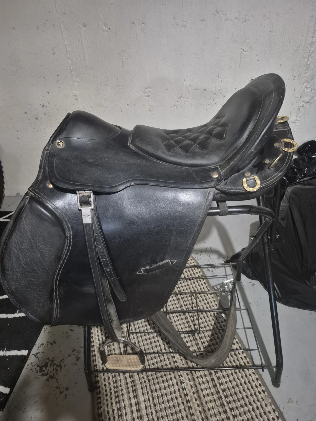 Black Leather English Riding Saddle 21 inch seat. - photo 5