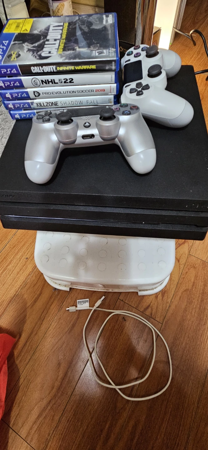 ​PS4 Pro 1TB (Latest Model CUH-7215B) + games - photo 2