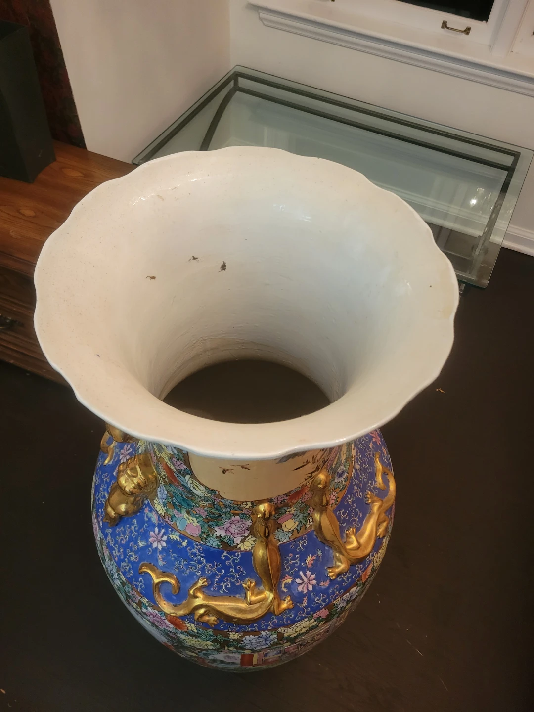 Large Decorative Porcelain Vase with Gold Accents - photo 3